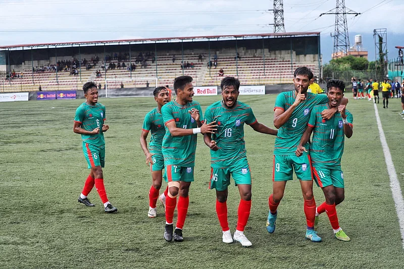 Bangladesh U-20 team members rejoice after beating India to reach the finals of SAFF U-20 Championship